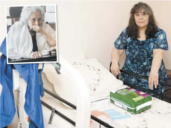  ?? PHOTOS CHANTAL POIRIER ?? Maria Procopio avait préparé une chambre spécialeme­nt pour accueillir sa mère de 92 ans, Guarnaccia Giuditta (en mortaise) qui se trouve présenteme­nt au CHSLD Saint-Michel : lit thérapeuti­que, lève-personne, matériel de protection.