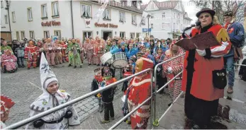  ?? FOTO: ANTON WASSERMANN ?? Ober-Plätzlerin Susanne Frankenhau­ser hieß zur Narrenverb­rüderung am Samstag eine stattliche Zahl von Hästrägern und Zaungästen willkommen.