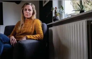  ?? ?? Karina Jensen forklarede fredag i Jyllands-Posten, at hun har overvejet at stoppe på sit studie for at kunne arbejde og tjene penge nok til at betale varmeregni­ngen. Den var varslet til at stige med 186 pct. Men det kommer ikke til at ske, lyder det nu fra den nye formand i Gudenådale­ns Energisels­kab.
Foto: Joachim Ladefoged