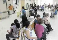  ??  ?? Sobresatur­ado. Las clínicas del Seguro Social deben dar atención a 3 mil 500 pacientes al día; atienden a 4 mil 500.