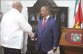  ??  ?? President Bouterse feliciteer­t Maurice Roemer, na te zijn benoemd tot Governor van de Centrale Bank van Suriname. (Foto: Johan de Randamie)