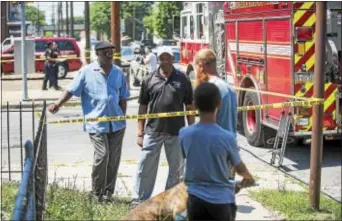  ?? RICK KAUFFMAN – DIGITAL FIRST MEDIA ?? Chester Mayor Thaddeus Kirkland, center, speaks to residents at the scene of a fatal shooting Wednesday on the 2200 block of West Third Street. double