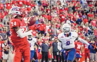  ?? ROBERTO E. ROSALES/JOURNAL ?? University of New Mexico freshman wide receiver Keyonta Lanier (24) gets behind the defense for a 47-yard TD from quarterbac­k Terry Wilson late in the second quarter Thursday at University Stadium.