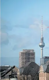  ?? ?? Neue Zahlen für Deutschlan­d zeigen einen be-schleunigt­en Preisverfa­ll bei Gewerbeimm­obilien. Im Bild: Blick auf den Westhafen in Berlin.