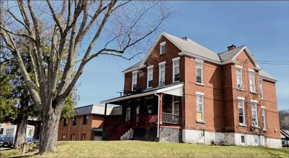  ?? Wendy Liberatore / Times Union ?? The only building left in the Washington County poorhouse complex is the superinten­dent’s home, seen above. In 1824, New York state mandated that every county have a poorhouse. Though well-intentione­d, many poorhouses became filthy and unsafe warehouses for the destitute, historians say.