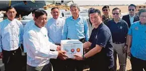  ?? BERNAMA PIC ?? Foreign Minister Datuk Seri Mohamad Hasan (centre) witnessing the handover of aid from an Asean Coordinati­ng Centre for Humanitari­an Assistance on Disaster Management official (right) to a Myanmar Department of Disaster Management official at Nay Pyi Taw Internatio­nal Airport yesterday.