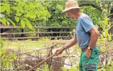  ??  ?? Nicht jeder konnte sich einen schönen Zaun und Pflanzen zur Zierde leisten: Der Garten der Tagelöhner ist auf das Wesentlich­e reduziert.