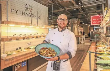  ?? RP-FOTO: HANS-JÜRGEN BAUER ?? Im Restaurant Pythagoras ist Dennis Riesen der Küchenchef. Er kocht vegan und vegetarisc­h.