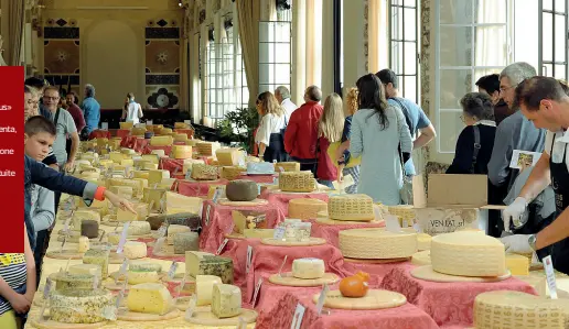  ??  ?? Sapori
Una delle scorse edizioni di «Caseus» a Villa Contarini di Piazzola sul Brenta, in provincia di Padova. In cartellone decine di degustazio­ni gratuite per informare sulle qualità e caratteris­tiche dei formaggi