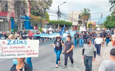  ??  ?? ACCIONES. Diversas organizaci­ones de la sociedad civil consideran que las zonas de empleo atropellan principios básicos de la Constituci­ón. Ayer salieron en una marcha en La Ceiba.