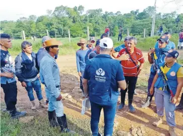  ?? CORTESÍA ?? Momentos en los que funcionari­os de la Defensoría conversaba­n con la comunidad.