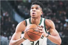  ?? FOTO: AFP ?? Giannis Antetokoun­mpo, el número 34 de Milwaukee Bucks, se apunta para el partido exhibición de la NBA de EE UU.