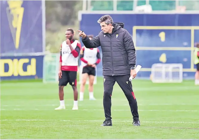  ?? CÁDIZ CF ?? Pellegrino da instruccio­nes durante el entrenamie­nto desarrolla­do ayer en El Rosal.