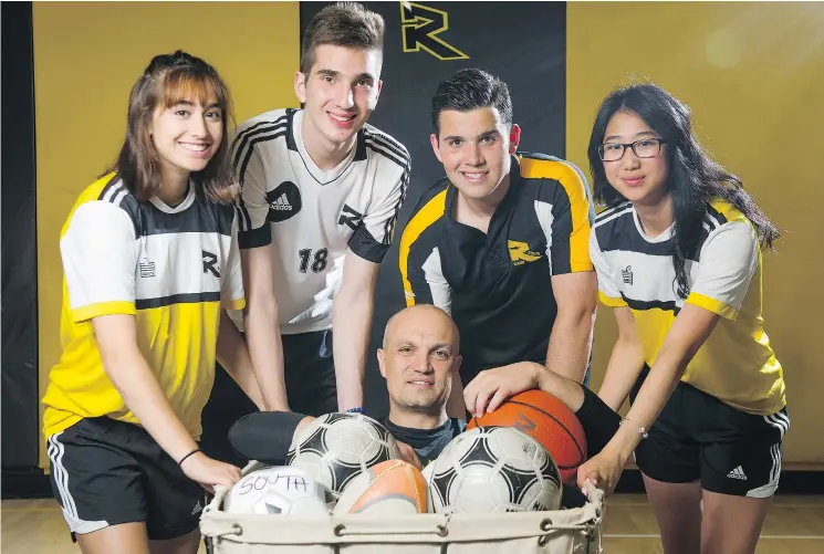  ?? RICHARD LAM/PNG ?? Burnaby South Secondary School coach Frank Giallonard­o with some of his young athletes: from left, Sara Eng, Aleks Kalajdzic, Michele Rizza and Amy Kuo.