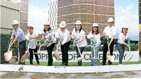  ?? SUNSTAR FOTO / JONOLIN LUAB ?? CEREMONY. Officials of the new Oakridge IT Center 2 top off the new building, which will soon be home to new offices.