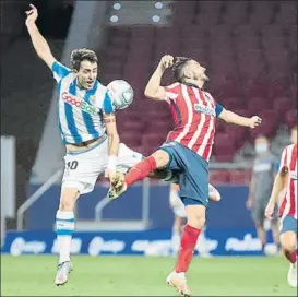  ?? FOTO: SIRVENT ?? Oyarzabal y Koke pelean de forma acrobática por un balón en el último partido