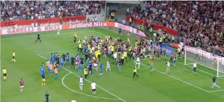  ??  ?? Il momento dell’invasione di campo all’Allianz Riviera di Nizza, nel match contro il Marsiglia