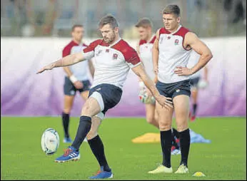  ?? REUTERS ?? England's Elliot Daly and Owen Farrell train ahead of their semi-final against New Zealand.