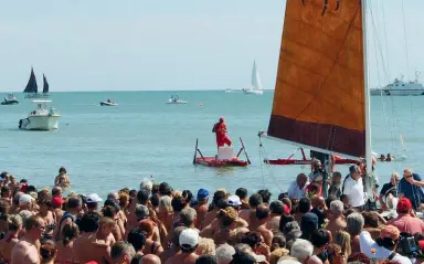  ??  ?? Approdo Lo sbarco degli scrittori a bordo delle tradiziona­li imbarcazio­ni da pesca sulla spiaggia di Cervia durante l’edizione 2016