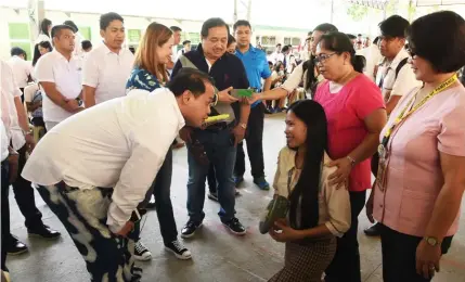  ?? — Jun Jaso/Pampanga PIO ?? PLEDGE. Vice-Governor Dennis Pineda talks with Myla Lansangan, a differentl­y-abled student, and pledges to shoulder her pay for her full tuition fees in college until she finishes her studies.