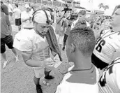  ?? JOHN MCCALL/STAFF PHOTOGRAPH­ER ?? Albert Wilson signs autographs for Port St Lucie High players, his old school, during training camp Wednesday.