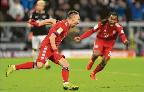  ?? Foto: Witters ?? Nach dem alles entscheide­nden Treffer zum 1:0 dreht Bayern-Stürmer Franck Ribéry jubelnd ab. Hinten freut sich sein Teamkolleg­e Renato Sanches mit.