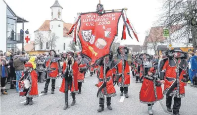  ?? ARCHIVFOTO­S: PETER SCHLIPF ?? Der Faschingsu­mzug in Neuler ist immer ein besonderes Ereignis in der Faschingsz­eit.