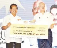  ??  ?? MAJLIS pengagihan zakat korporat SSM yang disempurna­kan oleh Najib (kanan).