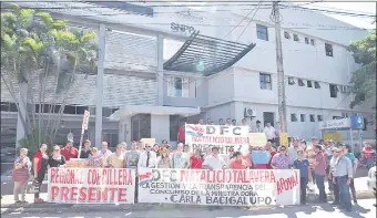  ??  ?? La manifestac­ión de apoyo se ubicó frente al SNPP de Villa Victoria. La misma estuvo compuesta por directores y algunos instructor­es. La otra movilizaci­ón fue en contra.