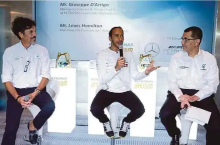  ??  ?? Petronas Dagangan Bhd managing director and CEO Datuk Seri Syed Zainal Abidin Syed Mohamed Tahir (right) and Petronas Lubricants Internatio­nal managing director and group CEO Giuseppe D'Arrigo with Mercedes AMG PETRONAS driver Lewis Hamilton at a press conference at KLCC yesterday. PIC BY MOHAMAD SHAHRIL BADRI SAALI