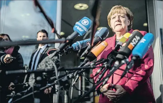  ?? MICHAEL KAPPELER / AP ?? La canciller Angela Merkel se dirige a la prensa antes de reiniciar las conversaci­ones, ayer en el cuartel general de la CDU en Berlín