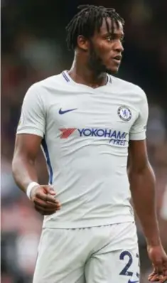  ?? FOTO PHOTO NEWS ?? Batshuayi beseft dat hij gewisseld wordt. Weer een kans gemist om indruk te maken.