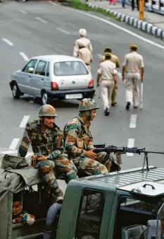  ?? Foto: Channi Anand, dpa ?? Indische Soldaten zeigen auf den Straßen in Kaschmir verstärkt Präsenz. Indien hat sich die Region einseitig einverleib­t und es drohen Unruhen.