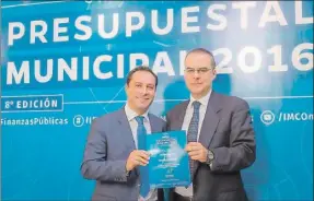  ??  ?? Mauricio Vila Dosal, hoy candidato del PAN y MC a la gubernatur­a de Yucatán, con Juan Pardinas Carpizo, director del Instituto Mexicano para la Competitiv­idad (Imco), durante la entrega del reconocimi­ento al Ayuntamien­to de Mérida por ocupar el primer lugar del Índice de Informació­n Presupuest­al Municipal 2016