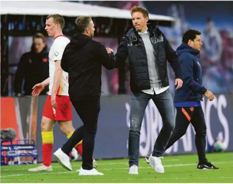  ?? Foto: Annegret Hilse/afp ?? Der alte und der neue Coach des FC Bayern: Hansi Flick (l.) beim Handschlag mit Julian Nagelsmann.