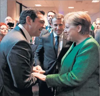  ?? / L. M. (AFP) ?? El primer ministro griego, Alexis Tsipras, saluda a la canciller alemana, Angela Merkel, ayer en Bruselas.