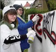  ??  ?? Mara (vorn) und Sarah haben schon Erfahrung im Umgang mit der Spraydose. Spaß am letzten Sfz-ferientag.