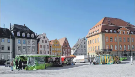  ?? FOTO: FG ?? Mittwochvo­rmittag um 11 Uhr: Nur wenige Einkäufer verlieren sich auf dem Marktplatz.