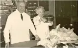  ?? ?? Χριστουγεν­νιάτικη γιορτή στο εργαστήριο του Dr. Pap στη Νέα Υόρκη το 1958. Ο Ελληνας επιστήμονα­ς και η σύζυγός του με τα δώρα τους.