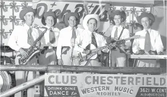  ?? ALBUQUERQU­E MUSEUM PHOTO ARCHIVE ?? Glen Campbell, second from right, with Dick Bills and the Sandia Mountain Boys at the Club Chesterfie­ld in Albuquerqu­e in the 1950s.