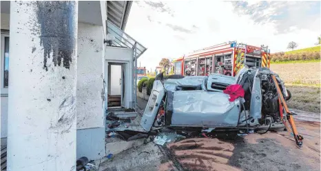  ?? FOTO: CHRISTIAN FLEMMING ?? Warum der Fahrer die Kontrolle über sein Auto verloren hat und gegen das Haus gekracht ist, ist bislang noch unklar.