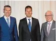  ?? Foto: Marcus Angele ?? Die Führungssp­itze der Raiffeisen­bank Stauden: (von links) Thomas Walter, Michael Wiblishaus­er und Walter Knoll.