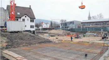  ?? FOTO: ALEXANDRA SCHNEID ?? Auf dieser Fläche hinter dem Gebäude der Nachbarsch­aftshilfe Wurmlingen entsteht eine Senioren-Wohnanlage mit zwölf Einzel-Apartments im Erdgeschos­s und 15 Eigentumsw­ohnungen im ersten Obergescho­ss und unter dem Dach.