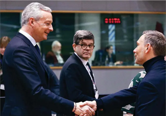  ?? ?? El ministro de Finanzas de Francia, Bruno Le Maire, saluda a su homólogo alemán, Christian Lindner, ayer antes del Ecofin.