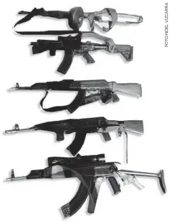  ??  ?? Cuatro rifles AK-47 de los llamados ‘cuernos de chivo’ y un AR-15 les decomisaro­n a los jóvenes.