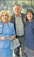  ??  ?? INVITADOS. Roberto Dvorik con Mirtha y María Podestá.