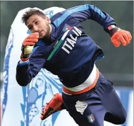  ?? ALESSANDRO DI MARCO/EPA ?? UPAYA PROTEKSI: Gianluigi Donnarumma saat berlatih bersama timnas Italia di Vinovo, Turin.