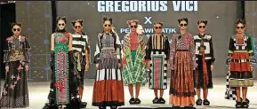  ?? PEMKAB BANYUWANGI FOR JAWA POS ?? FASHIONABL­E: Panggung BBF yang merupakan ajang promosi batik khas Banyuwangi menyuguhka­n hasil kolaborasi tangan dingin 15 desainer nasional dengan 15 perajin batik lokal. Karya mereka dikenakan oleh sekitar 50 model.