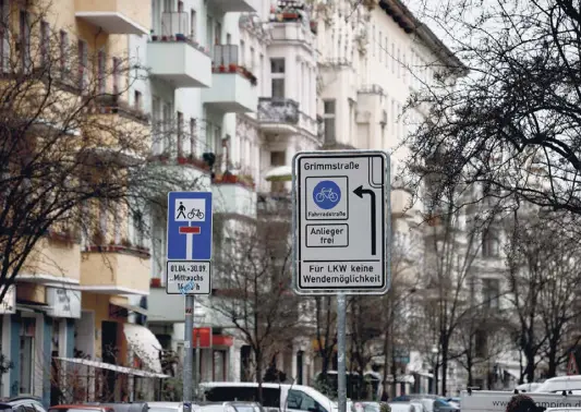  ?? ?? Unvollstän­dig verkehrsbe­ruhigte Kampfzone: Der Graefekiez in Kreuzberg