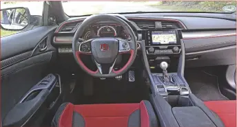  ??  ?? Opgeruimd staat netjes. Het nieuwe dashboard oogt een stuk rustiger dan in de vorige Civic. De rode accenten zorgen voor een vrolijke noot.